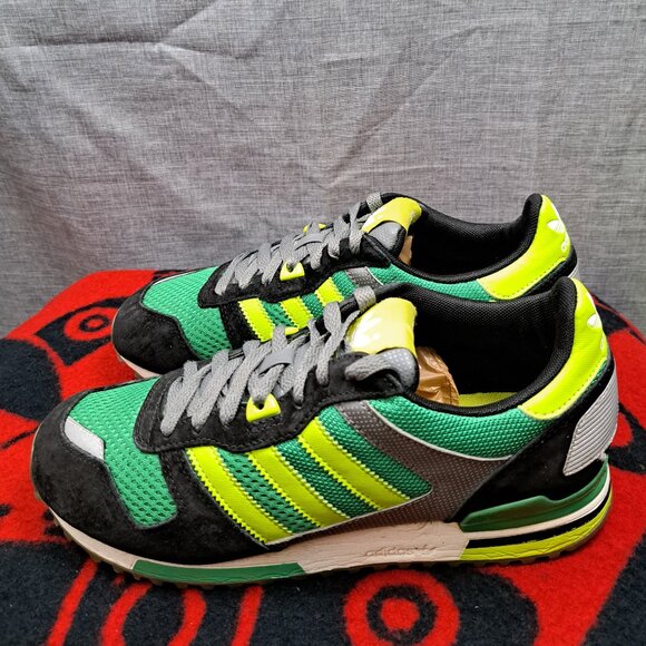Size 8 Men Adidas Zx 700 in Damen-Turnschuhe Sneakers